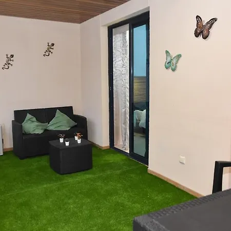 Bryson Gigantes Apartment *