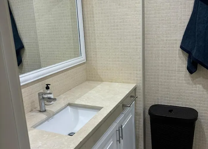 Bryson Gigantes Apartment *