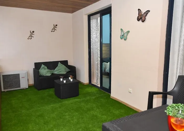 Bryson Gigantes Apartment *